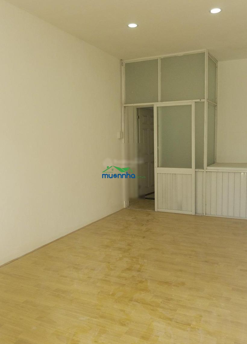 Bán nhà mặt tiền - diện tích đất lớn - q4 sát q1 - tiện xây căn hộ dịch vụ - 4