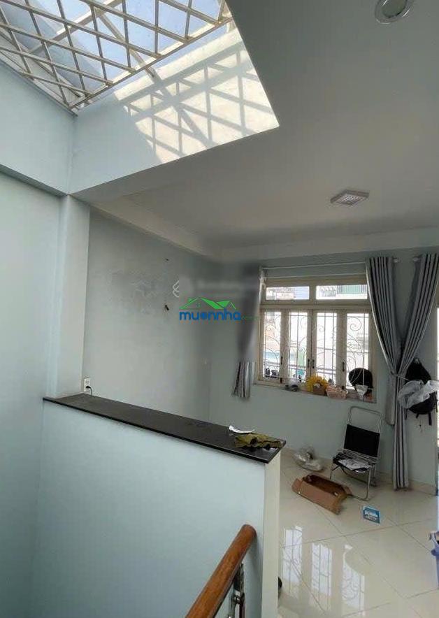 Nhà 3 tầng có sân thượng 4,4x13m 4pn hẻm thông lê trọng tấn giá 4.89 tỷ tl