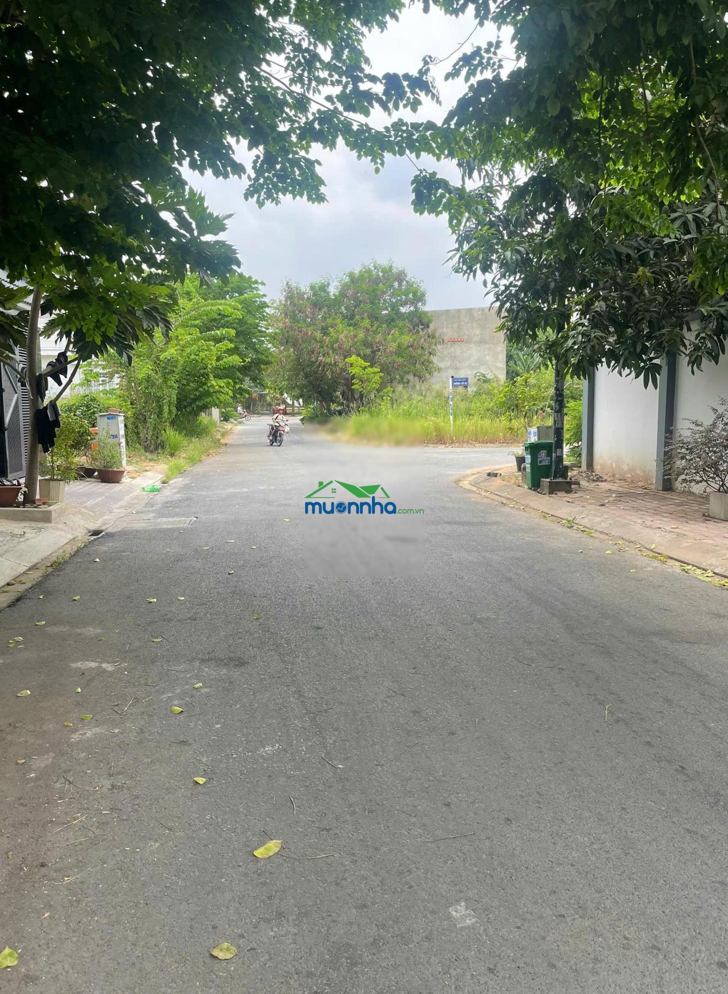 Đất xây dựng biệt thự, villa, gần sông, ngay ngã ba.