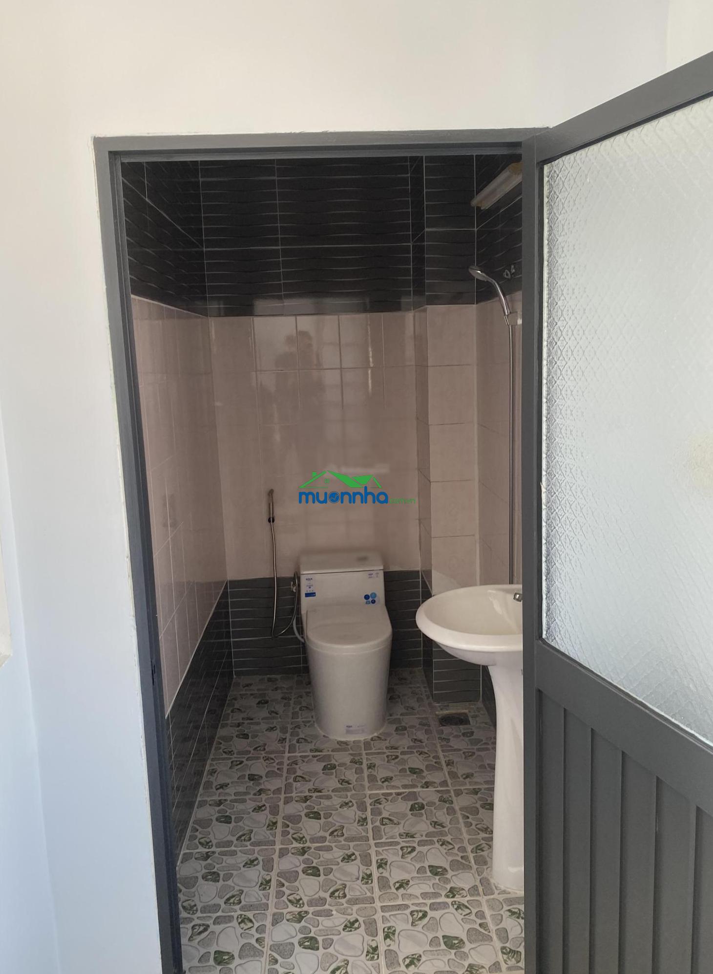 Nhà ngay trung tâm 3 lầu, mới, ngay siêu thi lotel, bệnh viện, làm văn phòng, phòng khám