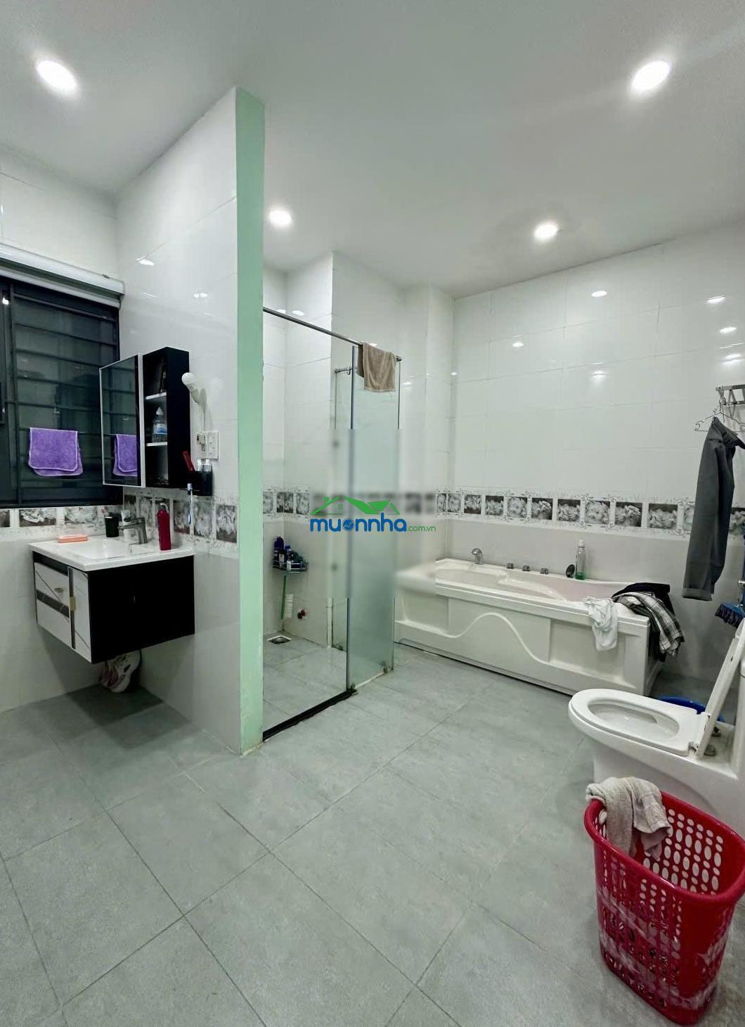 Bán nhà hxh sát mặt tiền trần phú quận 5, 8x18m cn 150m2, 6 tầng, chỉ 31.5 tỷ