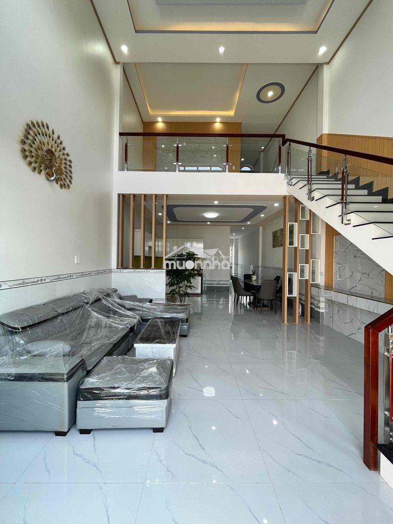Nhà rộng 3pn, đã hoàn công, đường xe hơi