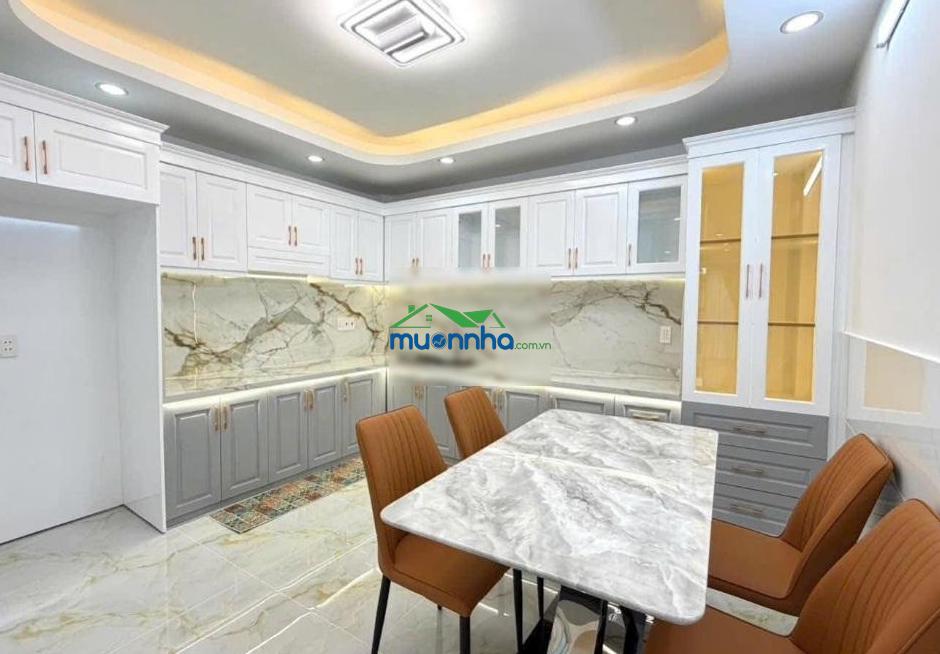 Nhà 3 tầng - hẻm xe hơi ở ngay.