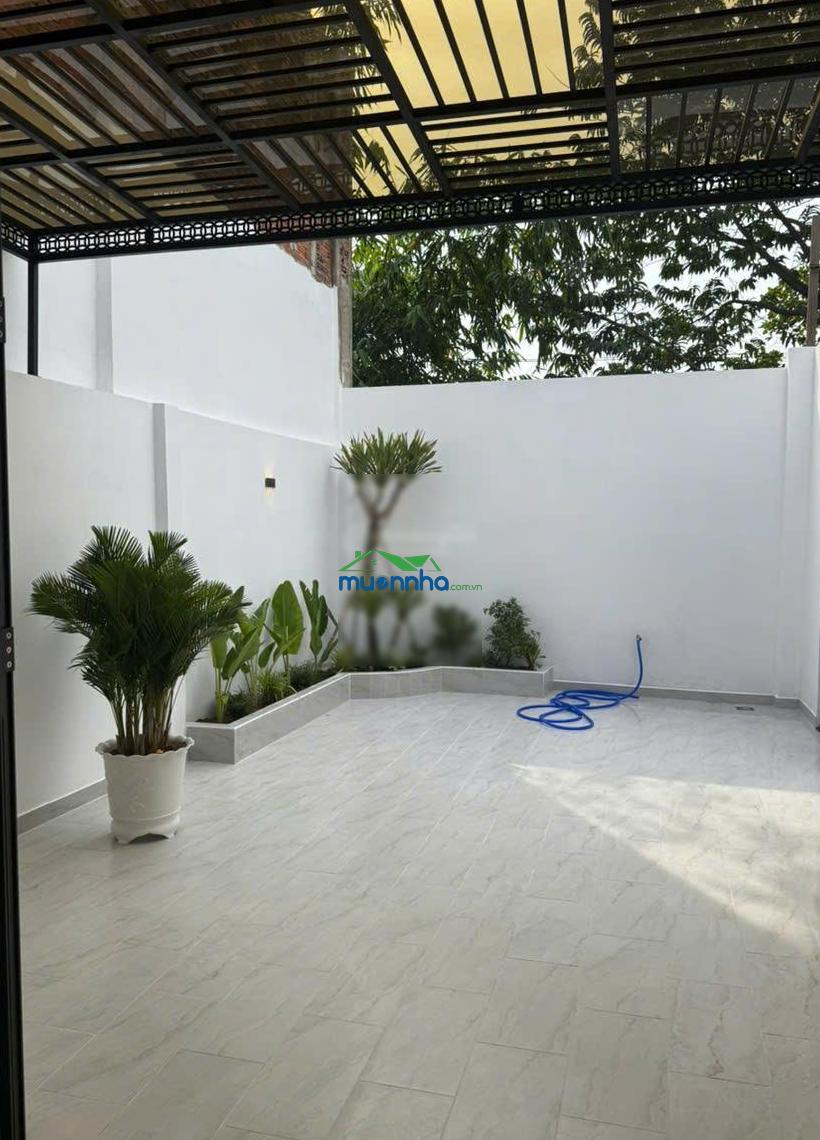 Chủ bán nhà 2 tầng mới xây - 100m2 - có sân trước và sau rộng - có phòng ngủ dưới - cách ql13 500m - 2
