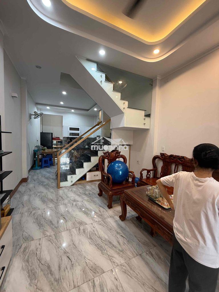 Nhà 2 lầu 1 trệt đẹp mới mua về ở luôn- đường thông 6m