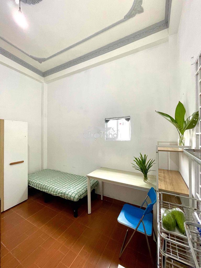 Phòng full nội thất, cửa sổ, wc