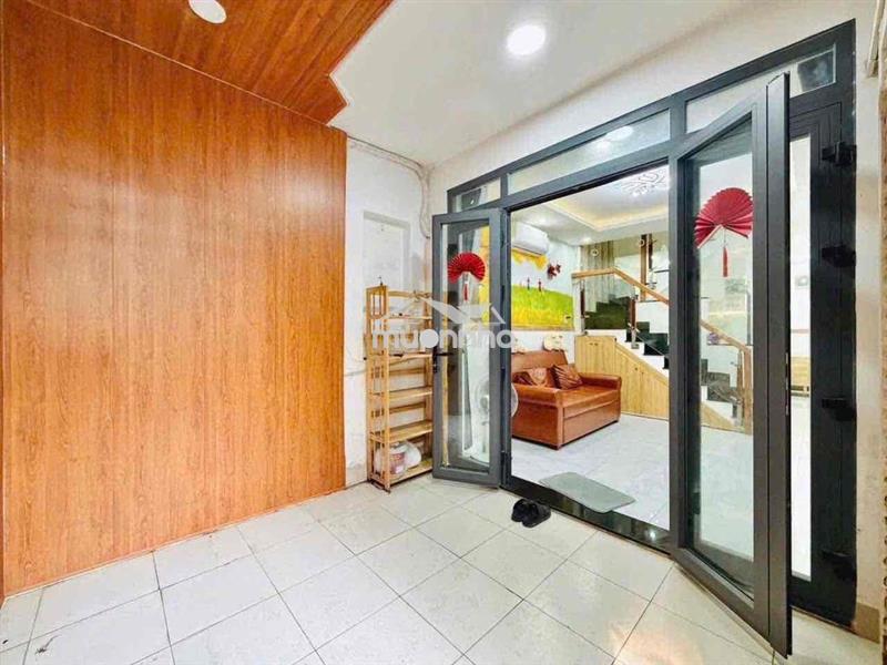 Cho thuê nhà 11tr nội thất cơ bản có sân để xe rộng
