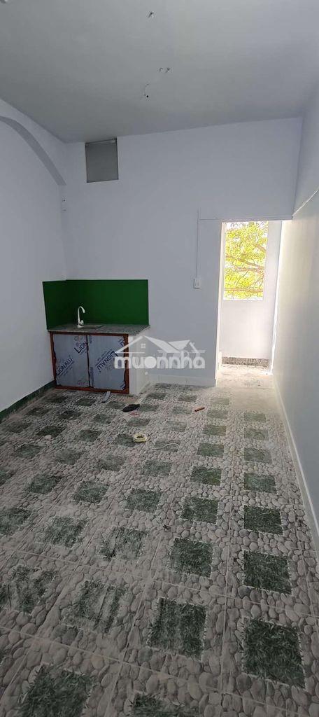 Phòng ban công mới xây gần trường huflit ( cách 800m) sẳn máy lạnh
