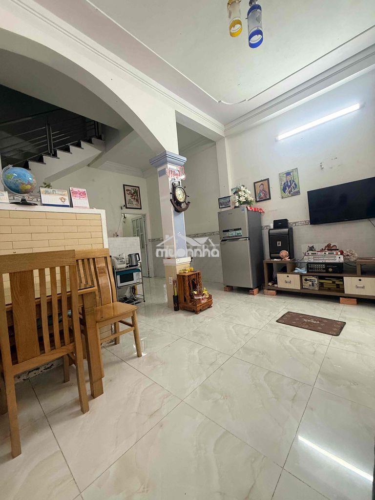 Nhà 2 tầng  -sổ hồng riêng -gi’á 3.69 t’ỷ   diện tích 5x11   gồm : 3 p - 2