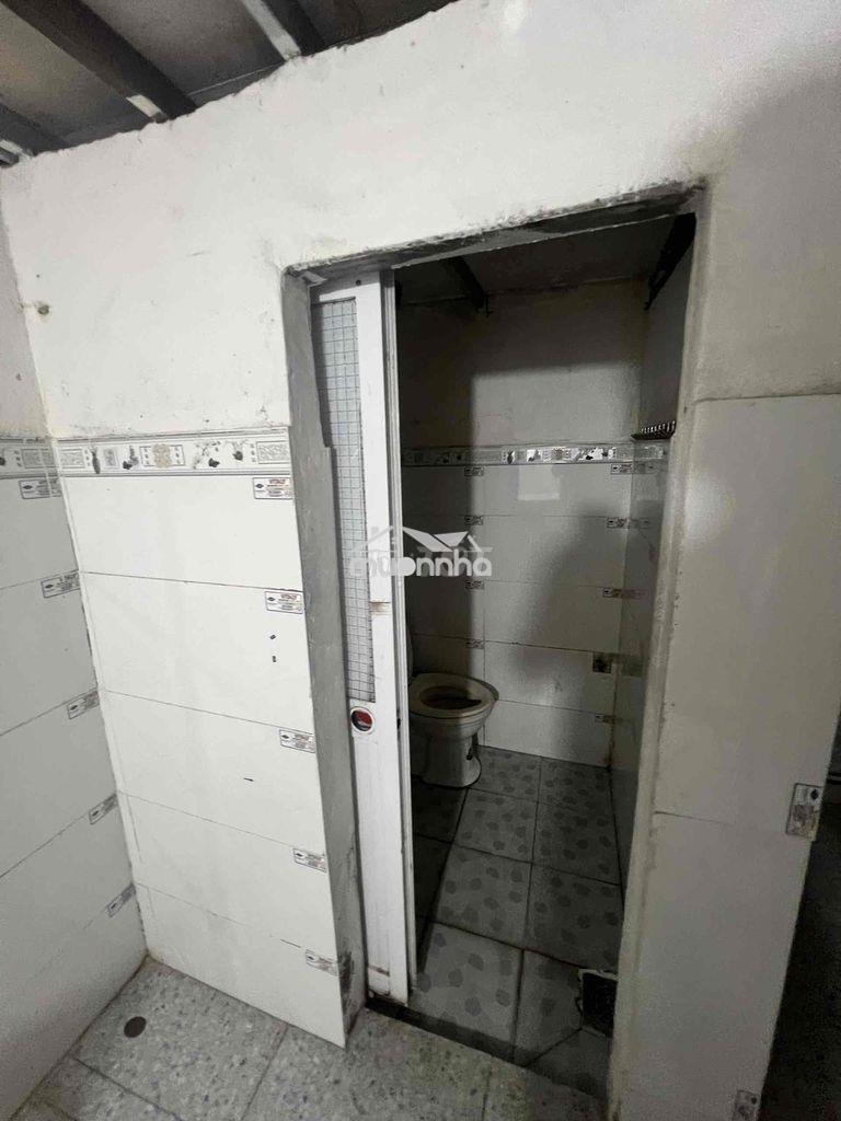 Cho thuê nhà cấp 4 gác lửng mặt tiền đường ống nước đông hoà - 4
