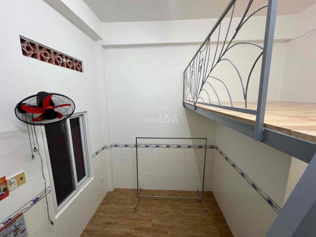 Chính chủ cho thuê phòng gác lửng cao 1m6 gần tdtu có cửa sổ trời - 3
