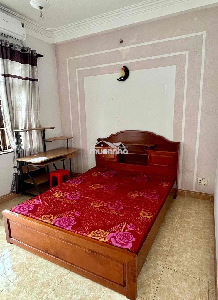 Phòng đẹp tiện nghi có ban công dành cho nữ