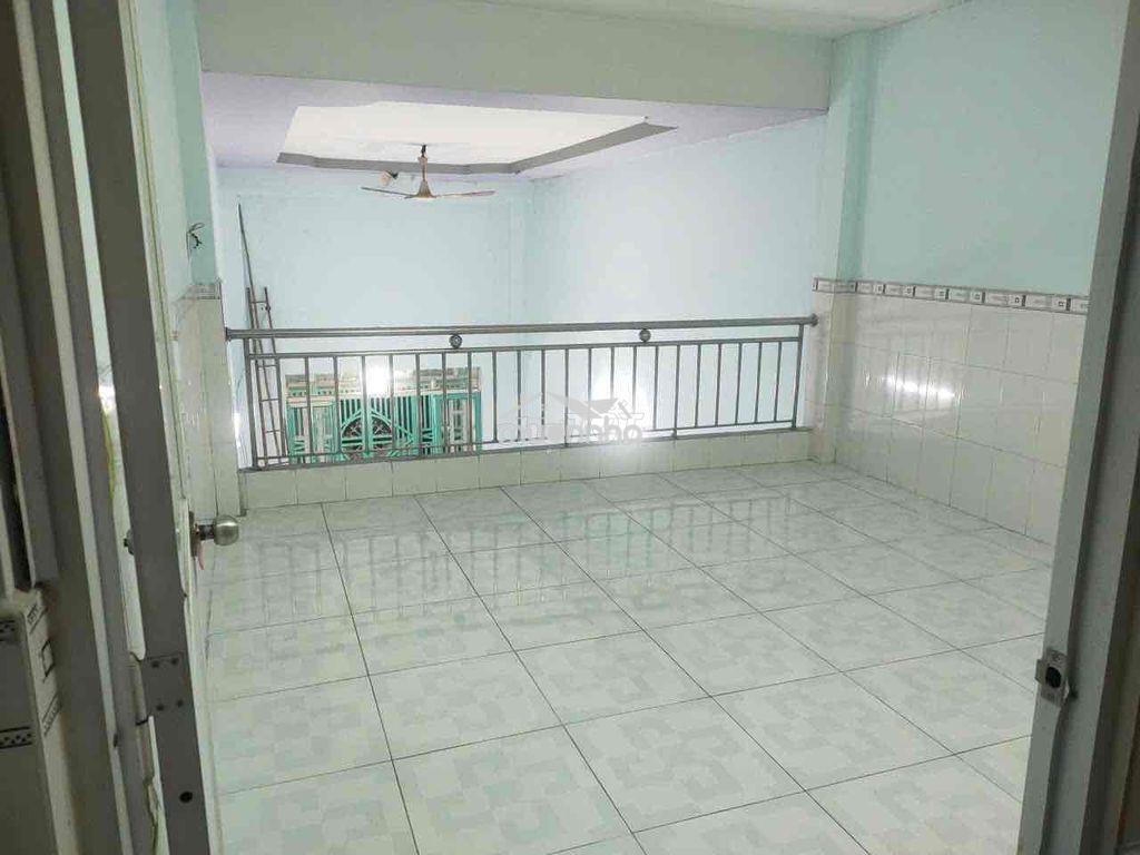 Cho thuê nhà 5tr/ tháng.  dt: 4m x 20m lầu 3pn (2 kín 1 mở) 2wc.  👉 đư - 3