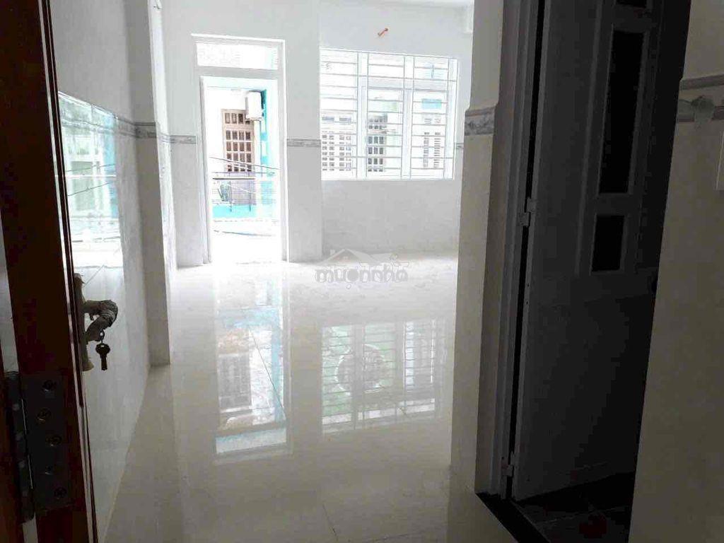 Cho thuê nhà nguyên căn p8 nhà đang sơn sửa mới - 4