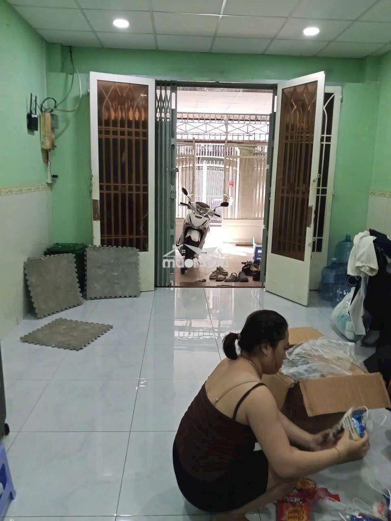 Cho thuê nhà đường phạm hùng c1 dt.4m×20m } 1 lầu 2 phạm 1toilet hẽm4m - 2