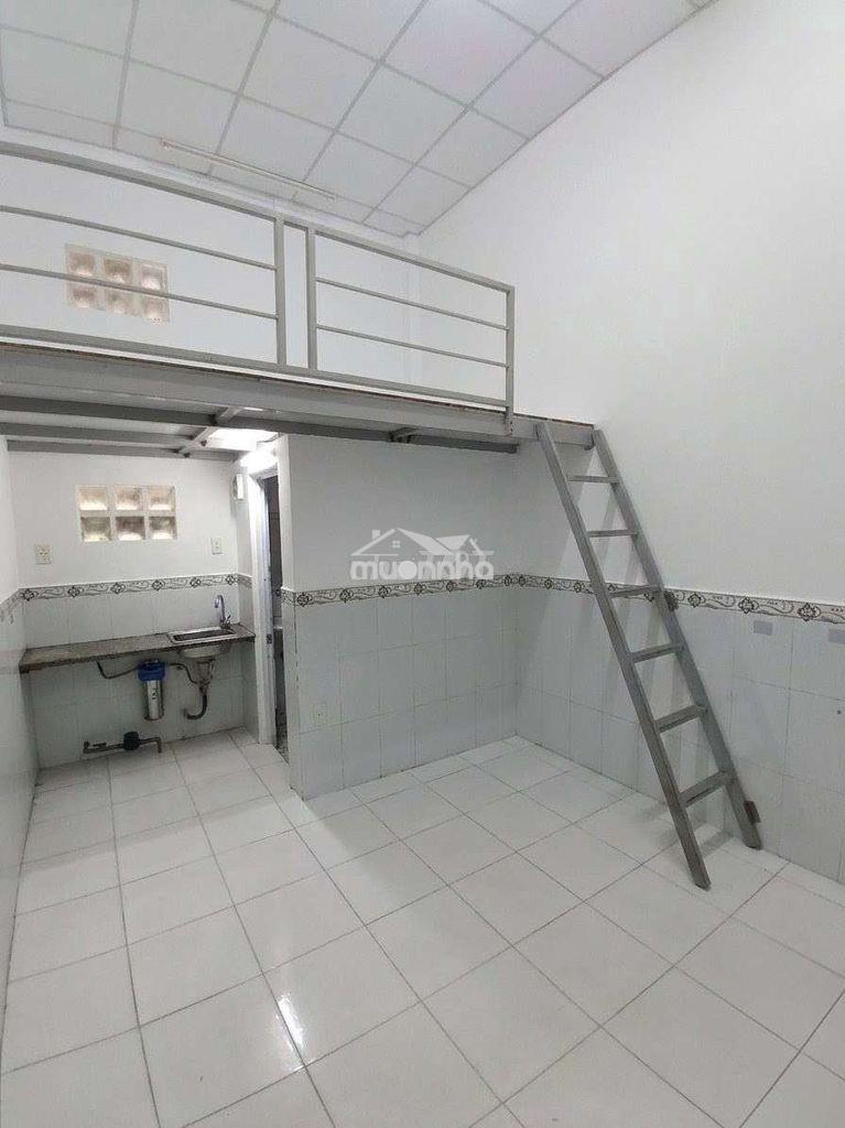 Phòng có gác cao 2m gần sát bên đh tôn đức thắng, đh rmit, đh gia định