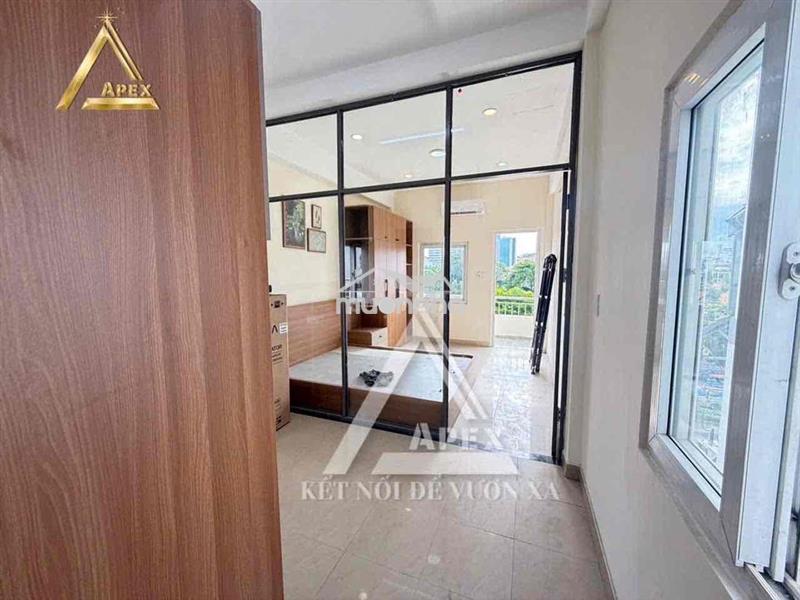 Cho thuê căn hộ ban công ngay trung tâm quận 3 giáp phú nhuận