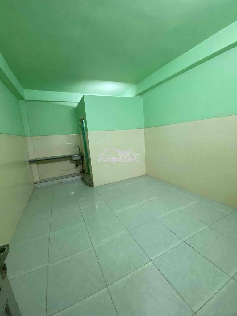 Cho thuê phòng trọ lầu 2 có máy lạnh , kdc chợ bình điền