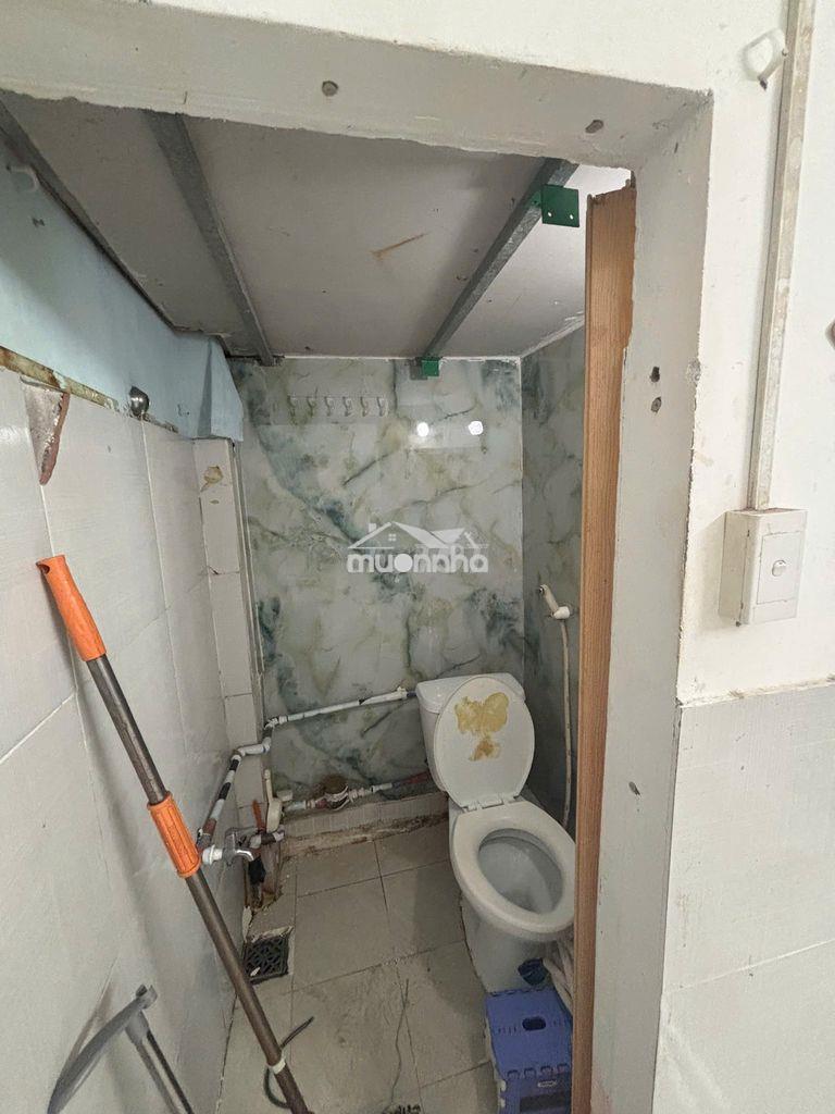 P lâu 2,cưa số vệ sinh trong phòng, chợ bà chiểu, nga tư hàng xanh - 2