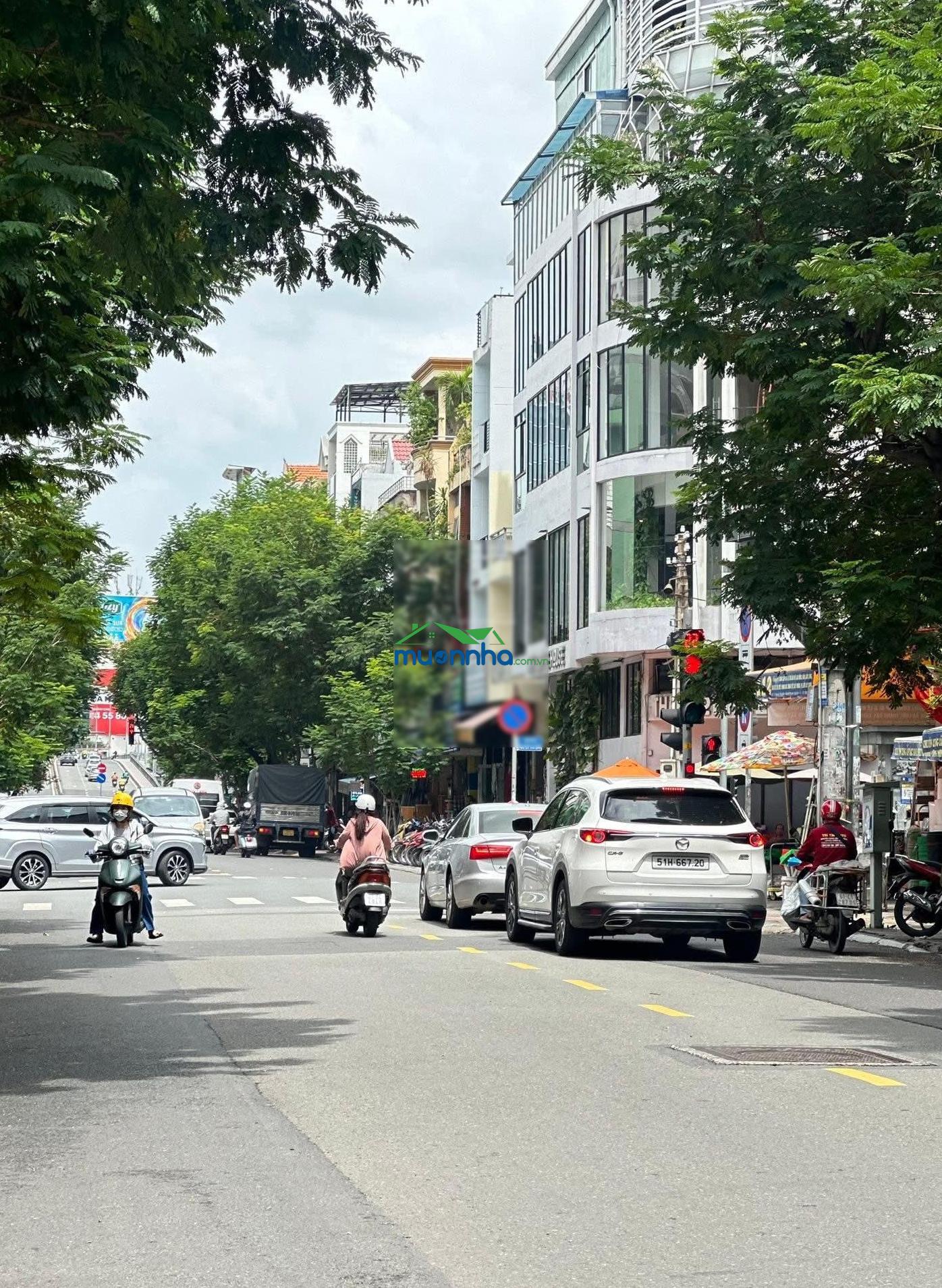 Bán nhà hẻm 686 cách mạng tháng 8 p.11 q.3 dt:5.2 x 20m,5 lầu góc