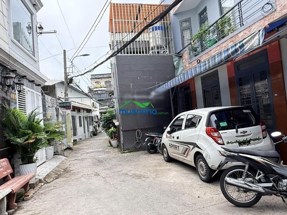 Hẻm xe hơi vf3 - xây kiên cố, vài nước sơn như mới