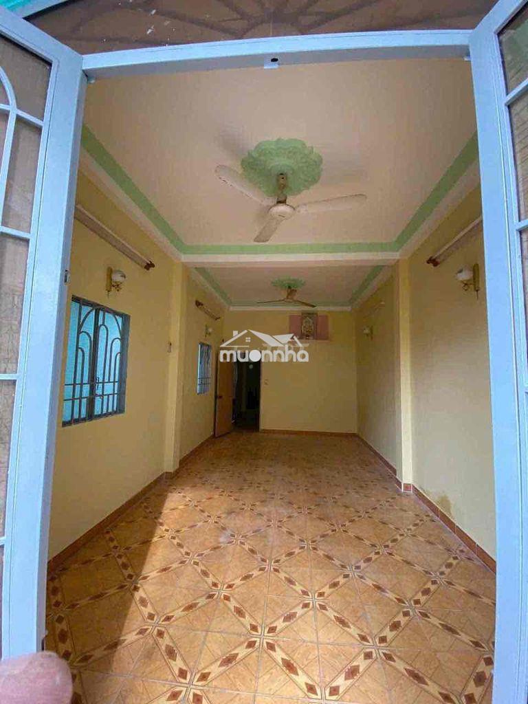 Cho thuê nhà trống suốt làm may chứa hàng