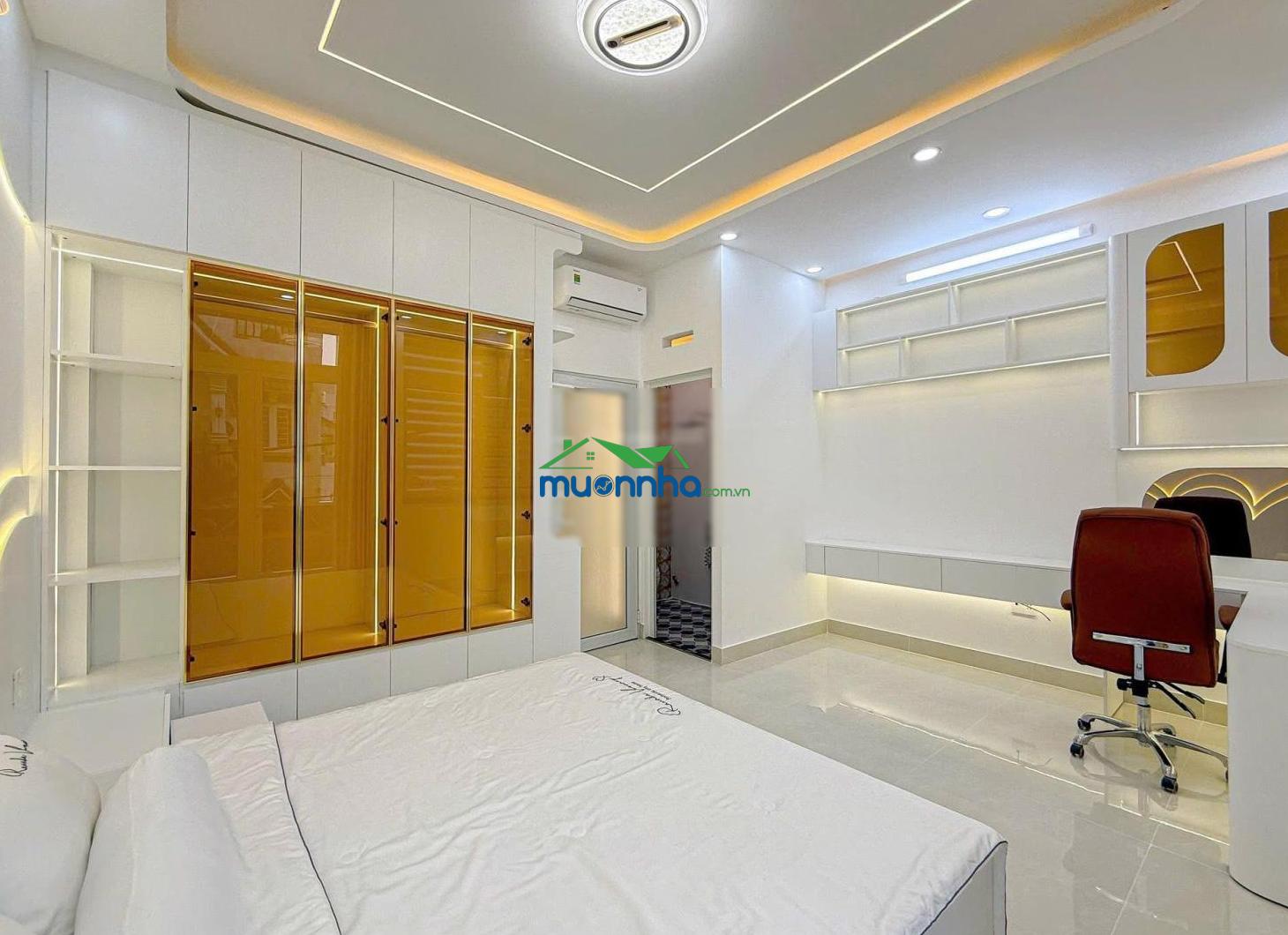 Nhà hẻm xe hơi đậu vào nhà chưa tới 10 đồng q7, 3 tầng 4 phòng dọn vào ở ngay được