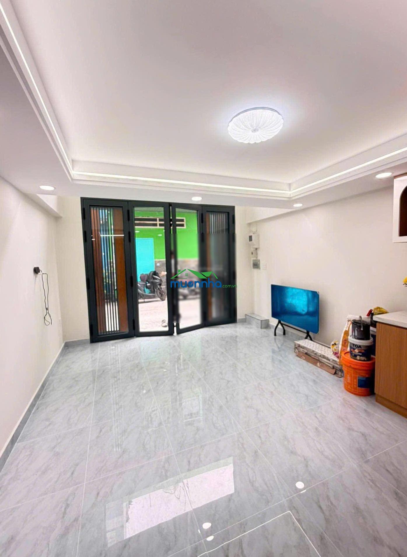 122/ lạc long quân. sát đầm sen. mặt đường rộng rãi. ô tô ngủ trong nhà. 4x8m. kết cấu 5 tầng - 3