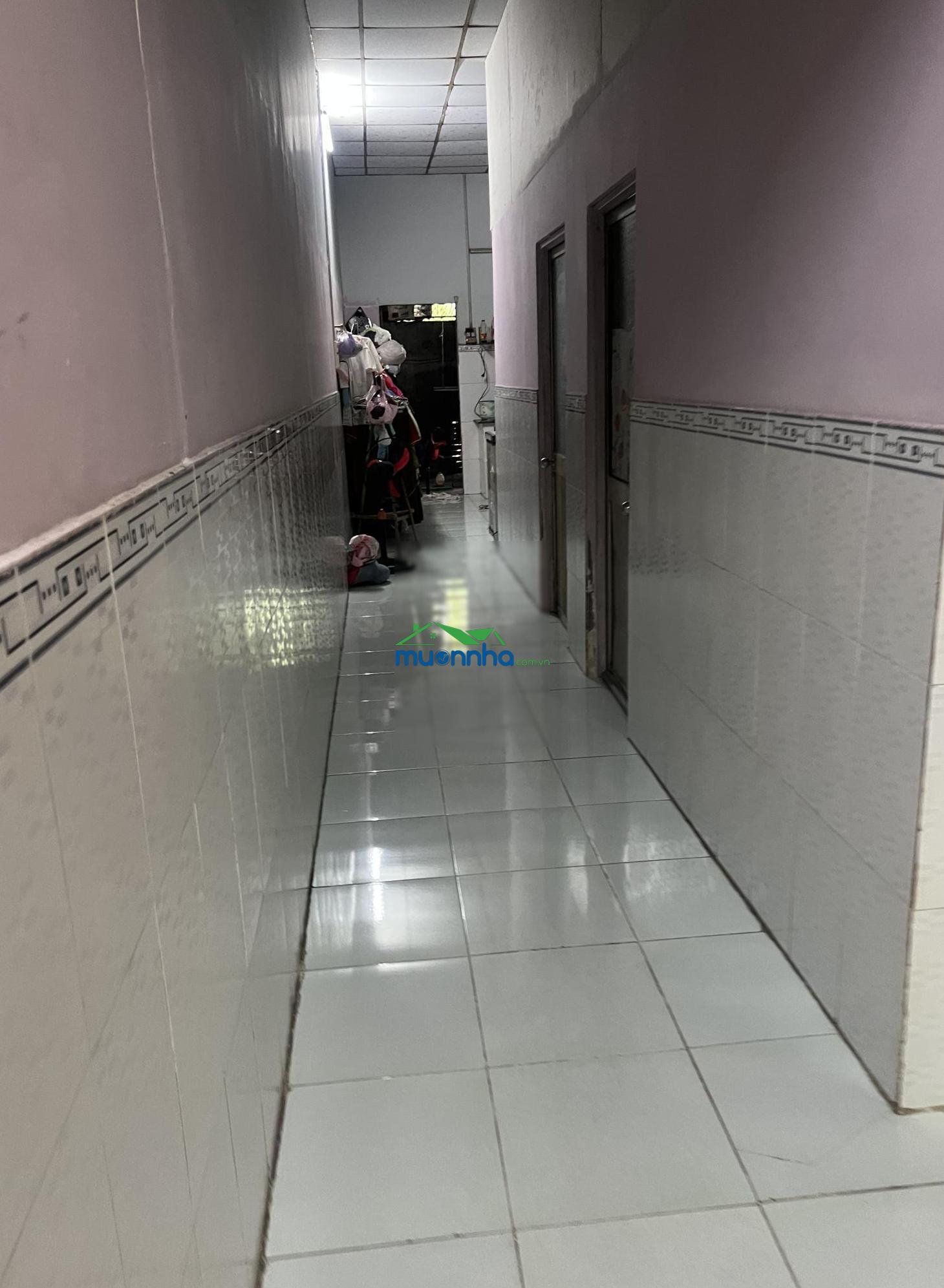 Nhà cấp 4, có 2pn 1wc. sân trước rộng thoải mái nhà có 2 cây xoài trồng trước sân mát