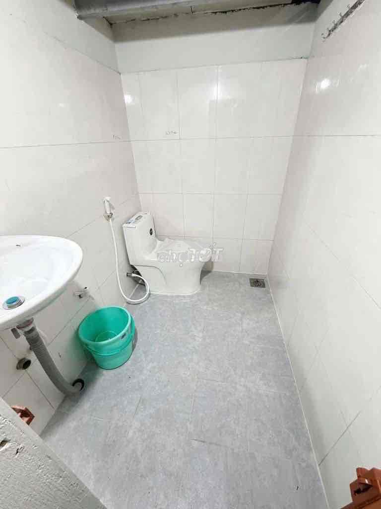 Nhà thuê hẻm kế bên nhà thờ chợ tân hương dt 4x24m cấp 4 có sân trc sâ - 3