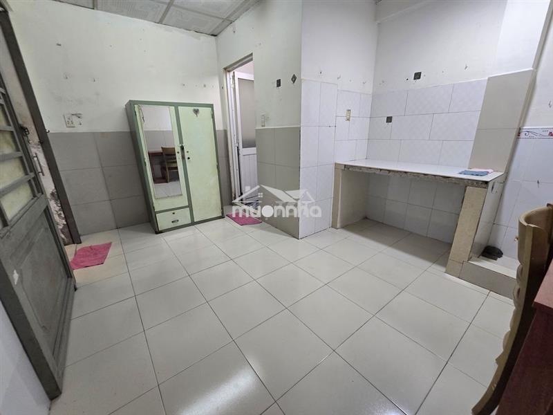 Cho thuê phòng giá rẻ 2tr5, tầng trệt ( q tân phú cũ) 