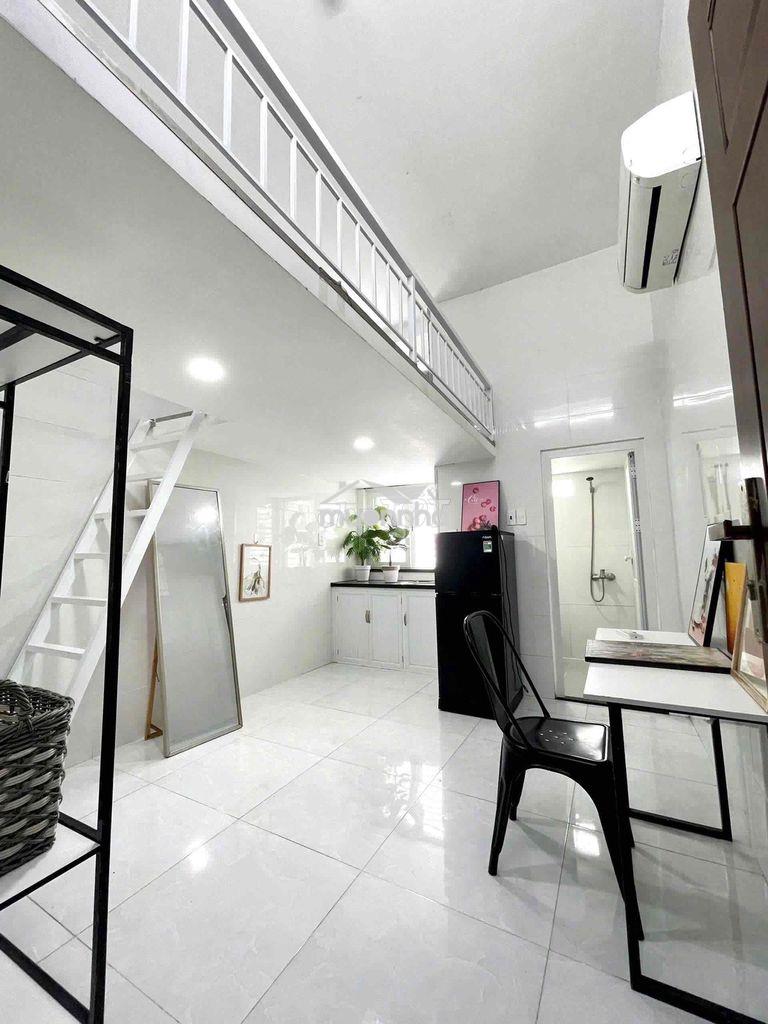 Khai trương căn hộ có gác cửa sổ lớn ngay chợ bà chiểu