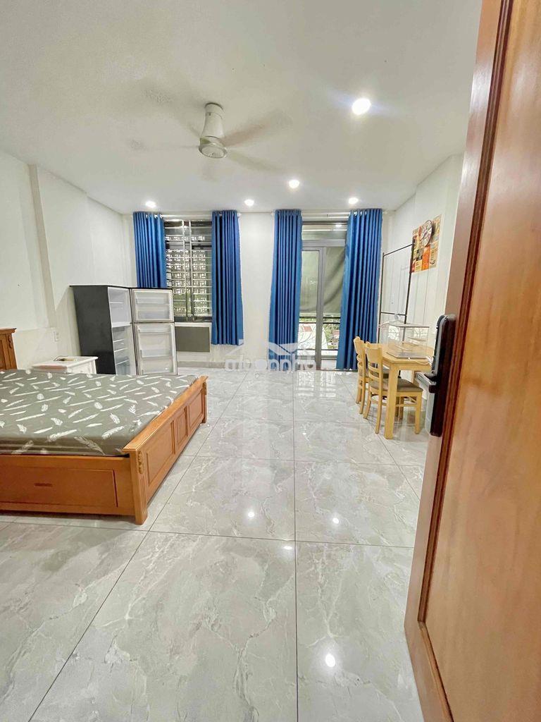 Phòng 40m2 - cửa sổ - ban công - tách bếp