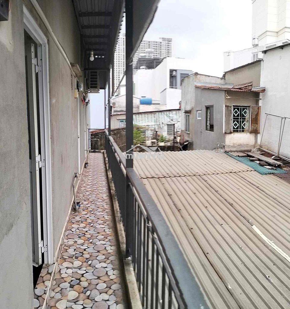 Phòng cửa sổ - ban công chung thoáng mát , tolet riêng trong phòng - 4