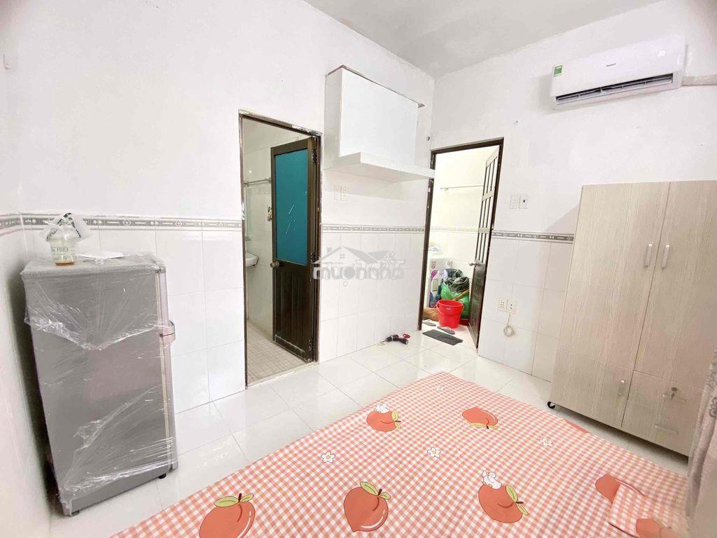 Cho thuê phòng trọ full nt ban công 25m2 q10 gần cầu vượt 3/2 , giờ td - 2