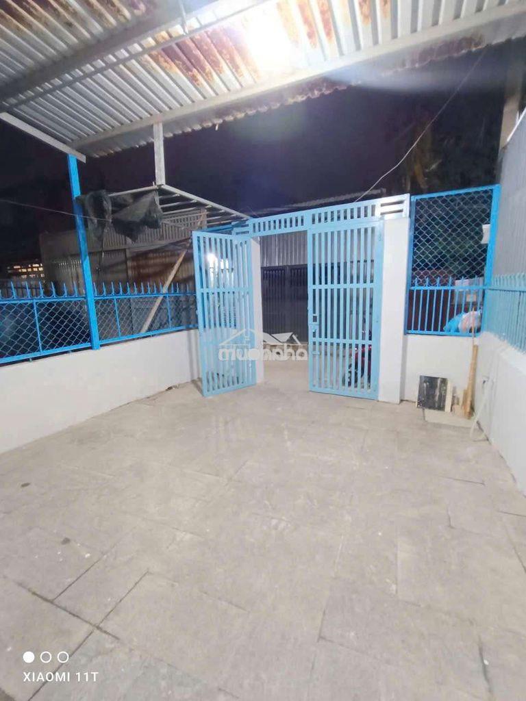 Nhà rộng cạnh xe hơi 