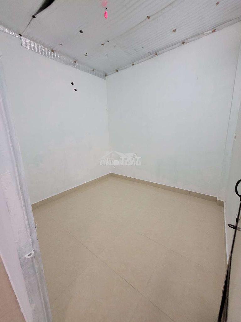 Nhà cấp 4 nguyên căn có hiên, hông thoáng mát rộng rãi, sạch sẽ. - 4