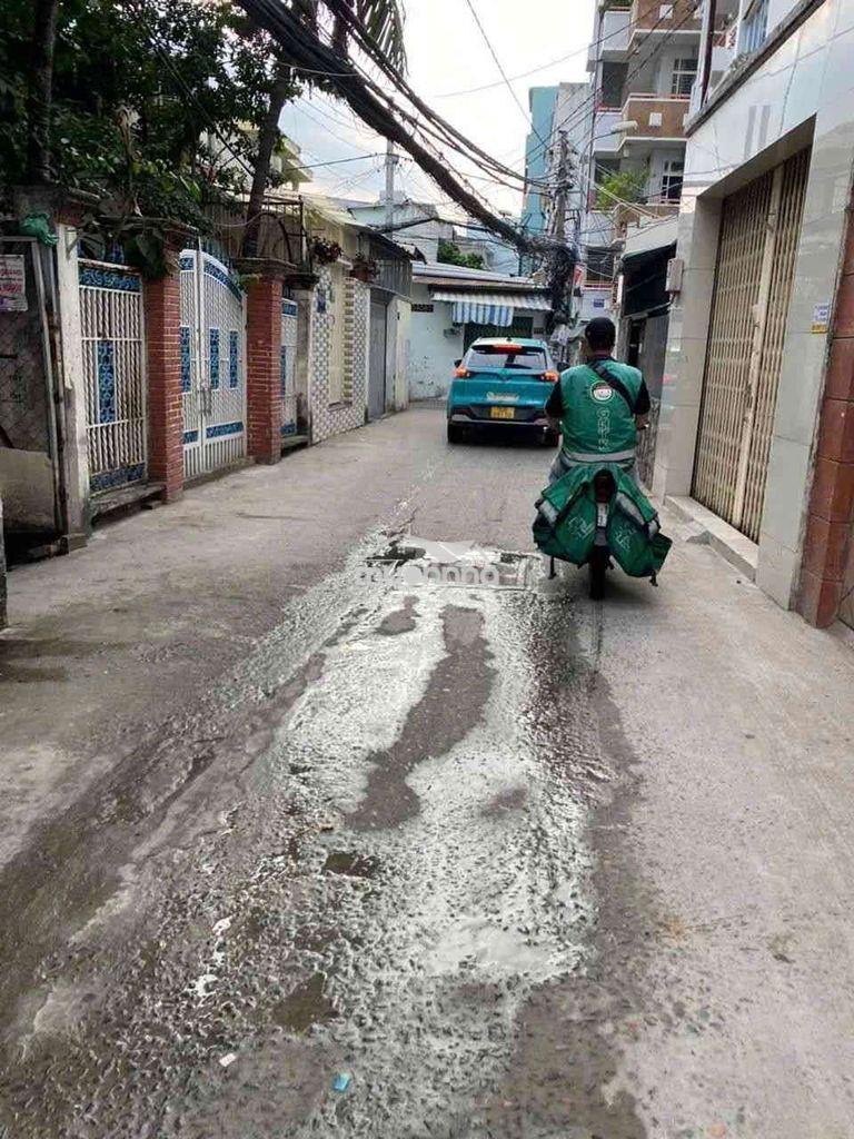 Xe hơi đỗ cửa 3 tầng không quy q7