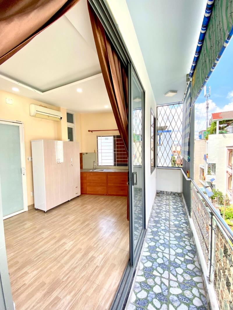 Phòng cao cấp, mới, ban công. thuận tiện di chuyển các quận - 4