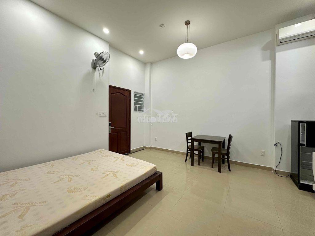 Căn hộ tầng trệt full nội thất / tách bếp , gần vòng xoay dân chủ - 3