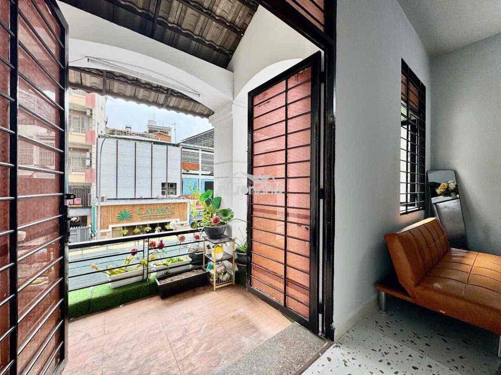 1 phòng ngủ ban công - tách bếp full nội thất rộng 40m2 quận 1 - 2