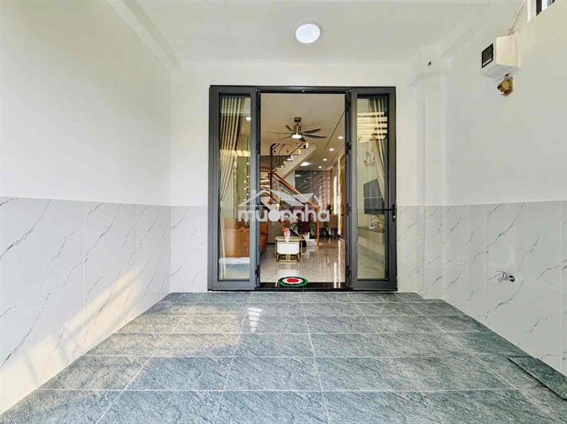 Chị gái cần bán căn nhà có sân để xe máy, hẻm thông quang trung, gv
