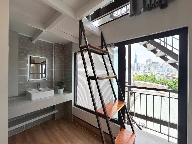 Cho thuê căn hộ duplex (gác) cửa sổ trời gần đại học uef nguyễn cữu vân bình thạnh
