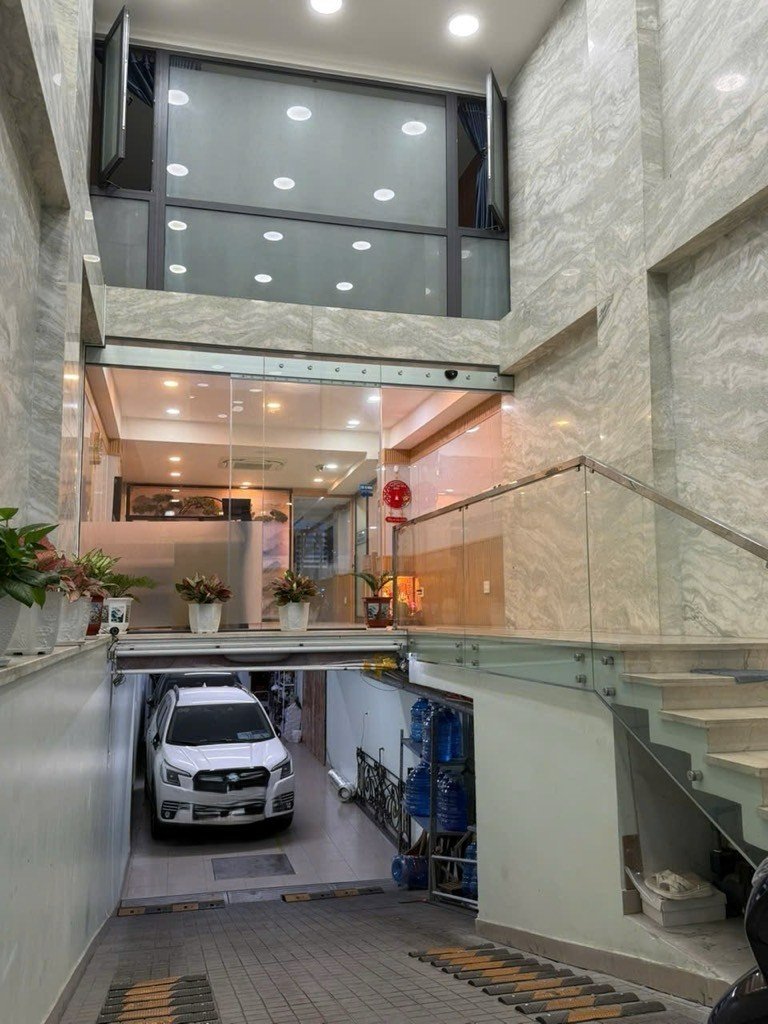 Đối diện tượng đài giọt nước - 7 tầng - hùng vương – q. 5 - dt: 4.2*38m- 76 tỷ