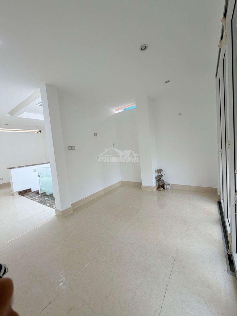 Nhà 4 tầng hẻm xe hơi lạc long quân

dt: 4,3x16 71m2 đất. dtxd 225m2 - 4