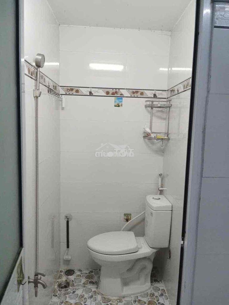 N/c dt: 4 x 8 trệt,1  lẩu,.2 wc. mới sạch sẽ .đnc, có sân chỉ ,6tr./th - 4