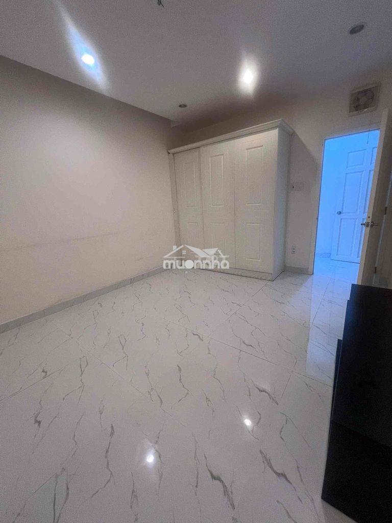 Cho thuê nguyên tầng 2 - ban công - nhà mặt tiền - 2 phòng - 1wc - 3