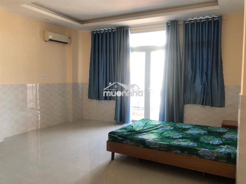 Phòng ban công, có sân rộng, siêu thoáng mát