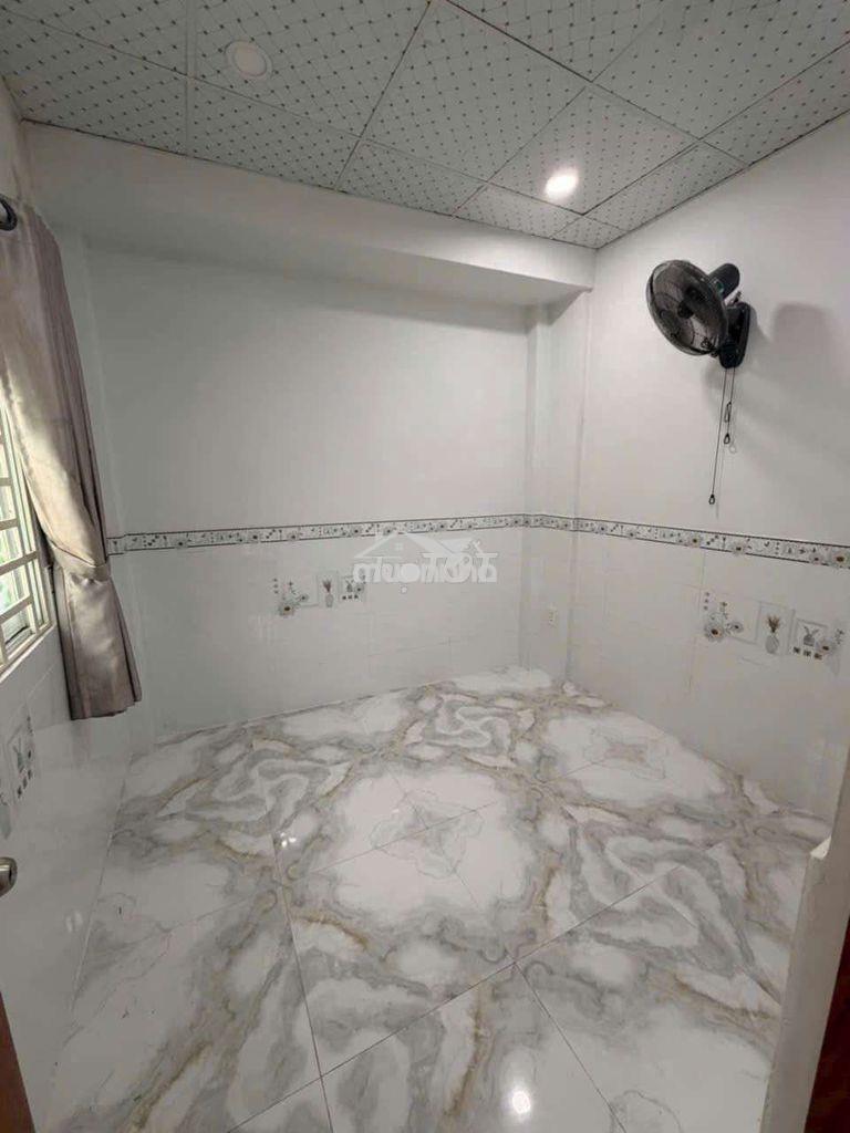 Nhà đẹp căn gốc có 1 máy lạnh vô ở liền nhà trống  - 2