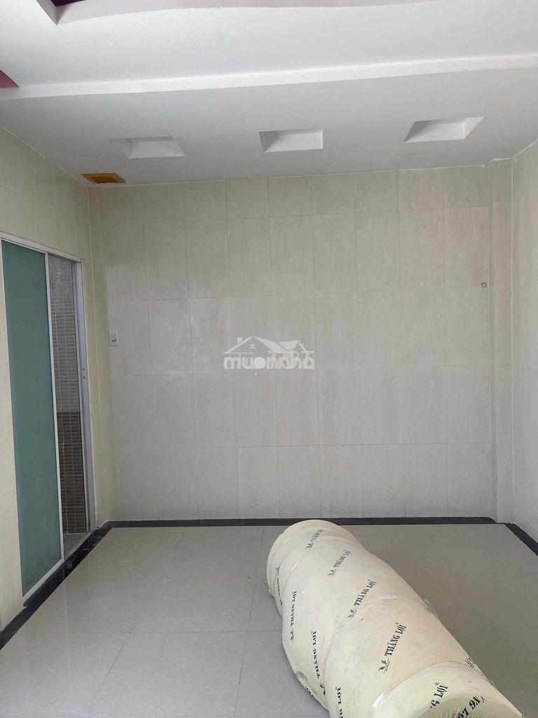 Cho thuê nhà 1trệt 2 lầu  3 pngủ , 3 vệ sinh 1 phòng bếp , 1 phòng kh - 2